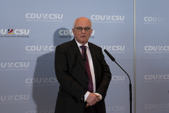 Volker Kauder vor blauen Hindergrund mit Aufschrift CDU/CSU-Fraktion im Deutschen Bundestag