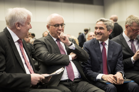 Vor Beginn des Kongresses - Horst Seehofer - Bundesminister des Innern, für Bau und Heimat -, Volker Kauder MdB - Vorsitzender der CDU/CSU-Fraktion im Deutschen Bundestag und Dr. Stephan Harbarth MdB - Stellvertretender Vorsitzender der CDU/CSU-Fraktion im Deutschen Bundestag