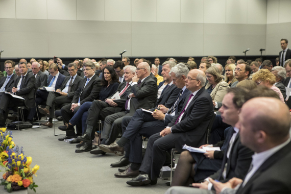 Blick in den gut gefüllten Fraktionssitzungssaal