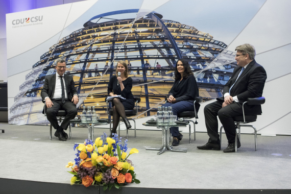 Diskussionrunde zum Thema: „Für eine starke Justiz: Mehr Personal - effizienteres Verfahrensrecht“, Podiumsgäste: Jens Gnisa Vorsitzender des Deutschen Richterbundes (DRB), Moderatorin Dr. Helene Bubrowski, Elisabeth Winkelmeier-Becker, Vorsitzende der Arbeitsgruppe Recht und Verbraucherschutz und Prof. Dr. Winfried Bausback MdL Bayerischer Staatsminister der Justiz (v.l.n.r.)