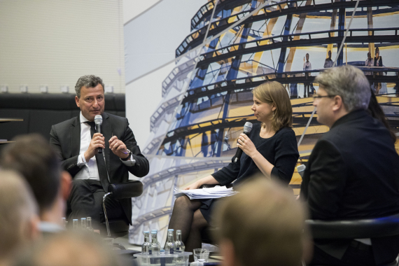 Diskussionsrunde zum Thema: „Für eine starke Justiz: Mehr Personal - effizienteres Verfahrensrecht“, Podiumsgäste: Jens Gnisa Vorsitzender des Deutschen Richterbundes (DRB), Moderatorin Dr. Helene Bubrowski, Elisabeth Winkelmeier-Becker, Vorsitzende der Arbeitsgruppe Recht und Verbraucherschutz und Prof. Dr. Winfried Bausback MdL Bayerischer Staatsminister der Justiz (v.l.n.r.)