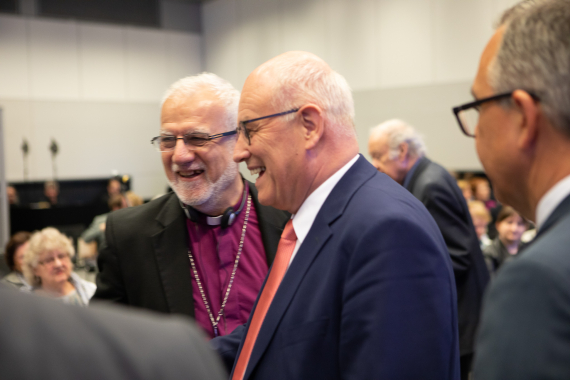Volker Kauder mit Archimandrit Emanuel Youkhana vor Beginn der Veranstaltung