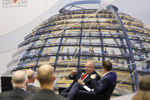 Herr Peter Altmaier MdB, Bundesminister für Wirtschaft und Energie (l.) im Gespräch mit Moderator Jan Hildebrand (r.)