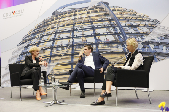 Frau Sabine Bendiek, Herr Jan Hildebrand, Frau Ingeborg Neumann (v.l.n.r.) in der Diskussion zu dem Thema "Digitalisierung – wie viel Evolution, wie viel Disruption?"