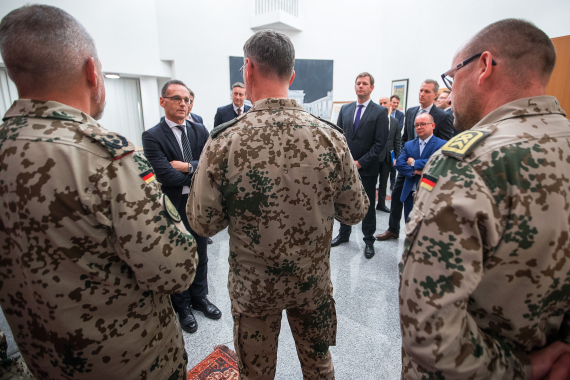 Außenminister, trifft im Irak stationierte Soldaten der Bundeswehr zu einem Gespräch. Nach Kuwait besucht Maas den Irak. Mit dabei: Thomas Erndl, Bundestagsabgeordneter der CDU/CSU-Fraktion.