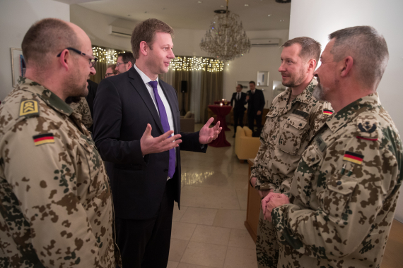 Thomas Erndl, Bundestagsabgeordneter der CDU/CSU-Fraktion, trifft im Irak stationierte Bundeswehrsoldaten. Erndl begleitet den deutschen Außenminister bei einer Reise nach Kuwait und in den Irak.