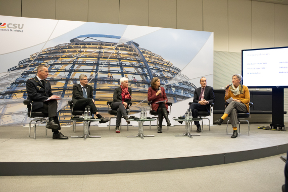 Podiumsdiskussion mit Dr. Karin Fehres, Eberhard Gienger MdB, Heike Götz (Moderatorin), Gerda Hasselfeldt, Christian Haase MdB und Hartmut Ziebs (v.r.n.l.)