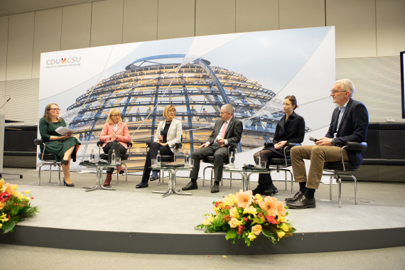 Podiumsdiskussion: Deutschland auf dem Weg zum E-Health-Standort – Chancen und Grenzen von Telemedizin und digitalen Anwendungen, Prof. Dr. Christof von Kalle, Dr. Leonor Heinz, Prof. Dr. med. Gernot Marx, Dr. Susanne Johna, Karin Maag und Rebecca Beerheide (Moderatorin) (v.r.n.l.)