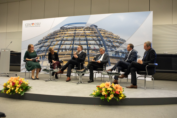 Podiumsdiskussion: Datennutzung versus Datenschutz – worauf kommt es an? Prof. Dr. Roland Eils, Prof. Dr. Mario Voigt MdL, Prof. Josef Hecken, Prof. Dr. iur. Steffen Augsberg und Nadine Schön MdB (v.r.n.l.)