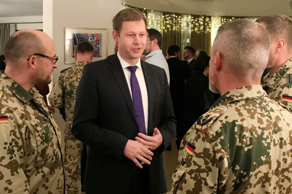 Thomas Erndl im Gespräch mit in Bagdad stationierten Soldaten in der Deutschen Botschaft 