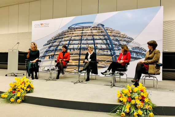 Podiumsdiskussion: Marie-Luise Dött MdB | Ehemalige Bundesvorsitzende des Bundes Katholischer Unternehmer e.V.,  Ursula Groden-Kranich MdB | Bundesvorsitzende des Kolpingwerks Deutschland,  Mechthild Heil MdB | Bundesvorsitzende der Katholischen Frauengemeinschaft Deutschlands e.V.,  Dr. Maria Flachsbarth MdB | Präsidentin des Katholischen Deutschen Frauenbundes e.V. (v.l.n.r.)