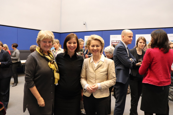 Monika Grütters mit Yvonne Magwas und Ursula von der Leyen