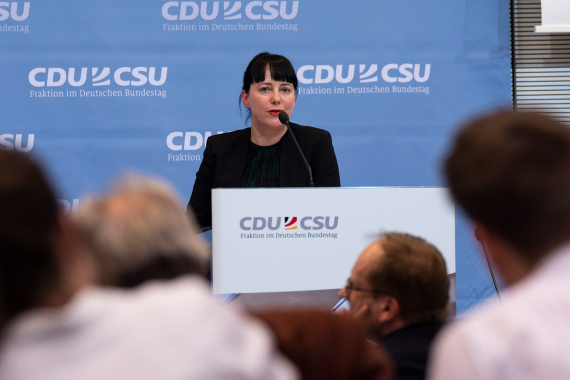 Jun.-Prof. Dr. Ulrike Klinger Institut für Publizistik- und Kommunikationswissenschaft, Freie Universität Berlin, Leiterin der Forschergruppe "Nachrichten, Kampagnen und die Rationalität öffentlicher Diskurse“, Weizenbaum Institut für die vernetzte Gesellschaft, Berlin