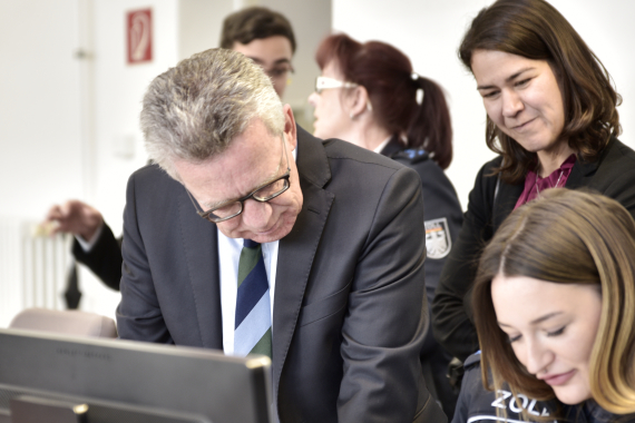 Ralph Brinkhaus und Thomas de Maizière zu Besuch beim Zollamt Schöneberg