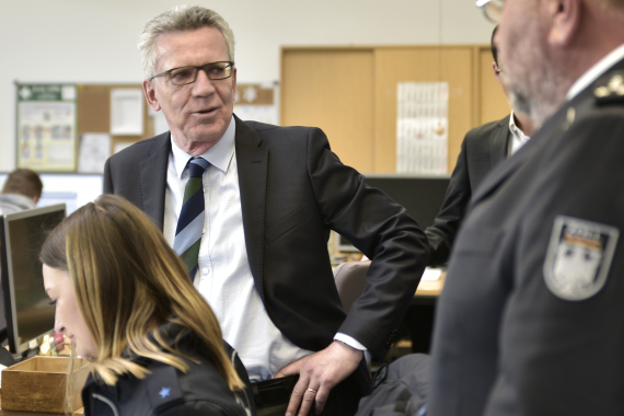 Ralph Brinkhaus und Thomas de Maizière zu Besuch beim Zollamt Schöneberg