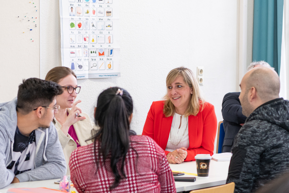 Im Gespräch mit Teilnehmerinnen und Teilnehmern eines Integrationskurses