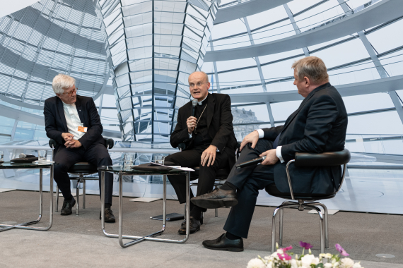 H. Gröhe diskutiert mit Heinrich Bedford-Strohm und Franz-Josef Overbeck, 