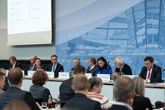 Podiumsdiskussion - Christian Freiherr von Stetten MdB, Dr. Willi Kremer-Schillings, Gitta Connemann MdB, Franz-Josef Holzenkamp, Dr. Jürgen Mertz, Dr. Carsten Linnemann MdB, Dr. Mechthild Frentrup, Bernhard Krüsken und Dr. Christian von Boetticher (v.r.n.l.)