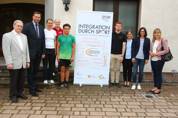 Nina Warken mit Stephan Mayer zu Besuch beim Stützpunktverein „Integration durch Sport“ TV Sennfeld 