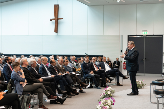 Hermann Gröhe als Gastgeber des Fraktionskongresses „Farbe bekennen statt Buntheit bejammern –  Christlicher Kompass in der pluralen Gesellschaft“ im Oktober 2019