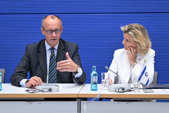 Vorsitzender der CDU/CSU-Fraktion, Friedrich Merz, mit der Vorsitzenden des Freundeskreises Israel, Daniela Ludwig während der konstituierenden Sitzung des Freundeskreises.