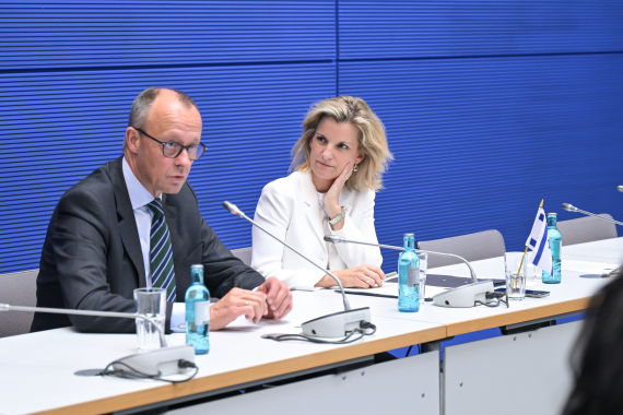 Vorsitzender der CDU/CSU-Fraktion, Friedrich Merz, mit der Vorsitzenden des Freundeskreises Israel, Daniela Ludwig während der konstituierenden Sitzung des Freundeskreises.