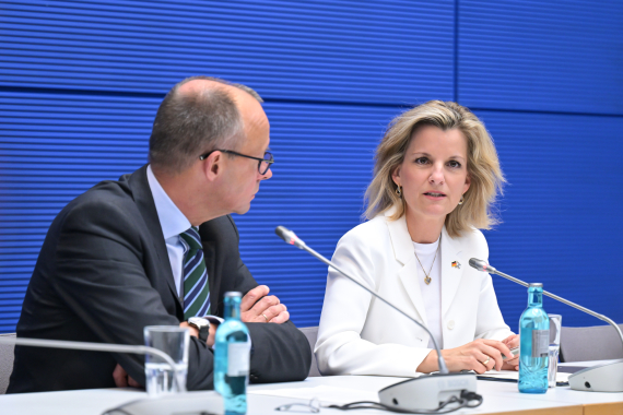 Vorsitzender der CDU/CSU-Fraktion, Friedrich Merz, mit der Vorsitzenden des Freundeskreises Israel, Daniela Ludwig während der konstituierenden Sitzung des Freundeskreises.