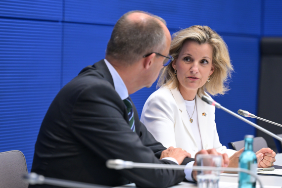 Vorsitzender der CDU/CSU-Fraktion, Friedrich Merz, mit der Vorsitzenden des Freundeskreises Israel, Daniela Ludwig während der konstituierenden Sitzung des Freundeskreises.