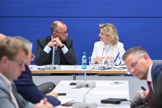 Vorsitzender der CDU/CSU-Fraktion, Friedrich Merz, mit der Vorsitzenden des Freundeskreises Israel, Daniela Ludwig während der konstituierenden Sitzung des Freundeskreises.