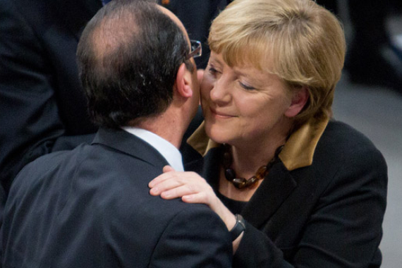 Bundeskanzlerin Angela Merkel begrüßt den französischen Staatspräsidenten, François Hollande (Foto: Tobias Koch)