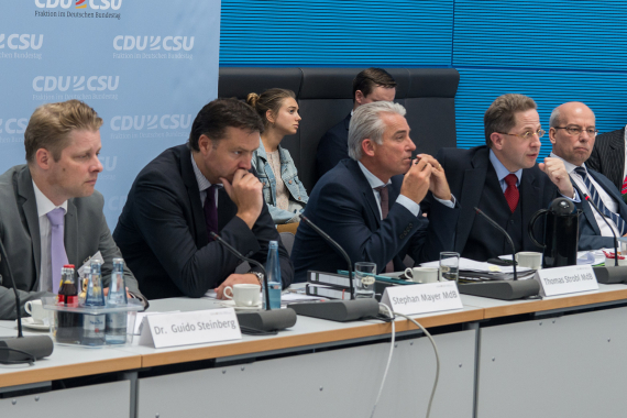 Podium des Fachgespräches: Guido Steinberg, Stephan Mayer, Thomas Strobl, Hans-Georg Maaßen, Rainer Wendt (v.l.n.r.)