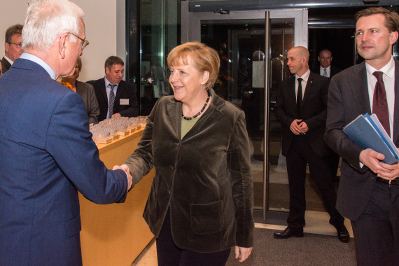 Der Vorsitzende der Konrad-Adenauer-Stiftung, Hans-Gert Pöttering, begrüßt Bundeskanzlerin Dr. Angela Merkel
