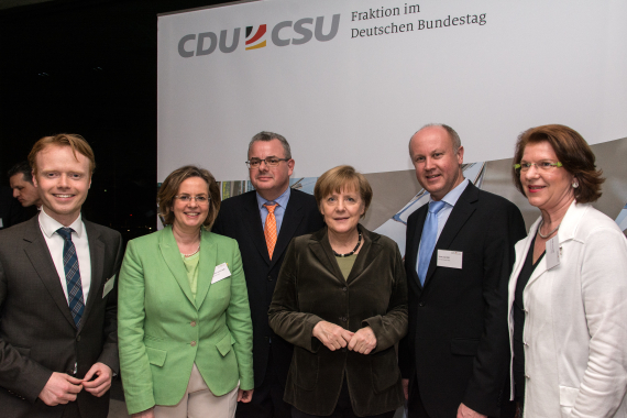 Gruppenfoto mit der Bundeskanzlerin: Jan Metzler, Ursula Groden-Kranich, Dr. Andreas Nick, Xaver Jung und Antje Lezius (v.l.n.r.)