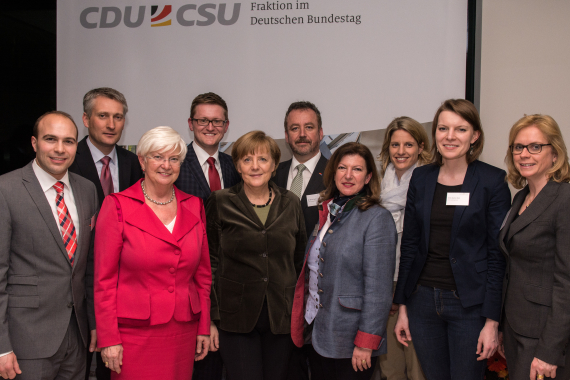 Neue Mitglieder der CSU-Landesgruppe bei einem Gruppenfoto mit der Vorsitzenden Gerda Hasselfeldt und der Bundeskanzlerin Dr. Angela Merkel