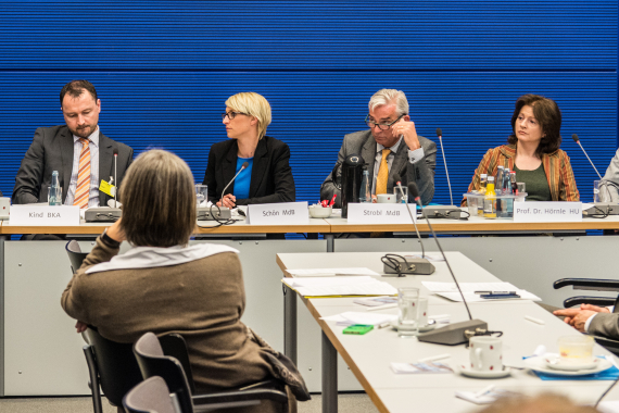 Sabine Vogt (BKA), Kriminalhauptkommissar Kind (BKA), Nadine Schön, Thomas Strobl, Tatjana Hörnle (HU Berlin), Heinz Hilgers (Präsident des Deutschen Kinderschutzbundes (v.l.n.r.)