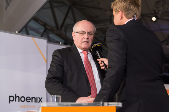 Im Interview mit Phoenix kommentiert Volker Kauder das Wahlergebnis