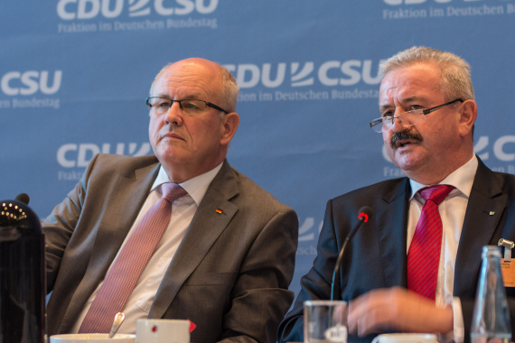 Volker Kauder (links) und Präsident der Fraunhofer-Gesellschaft, Raimund Neugebauer