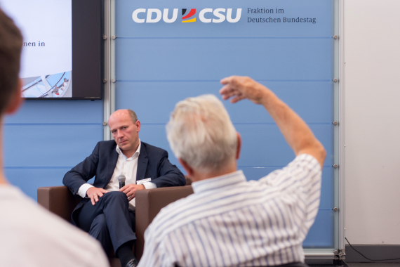 Diskussion mit Kai Wegner, unter anderem über die Mietsituation in Berlin