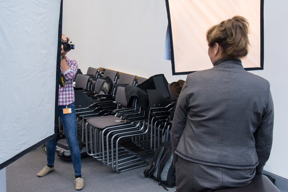 An mehreren Fotostationen lassen sich die Abgeordneten vor unterschiedlichen Hintergründen ablichten.
