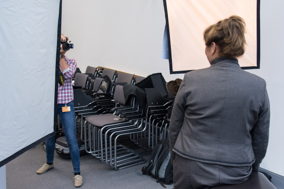 An mehreren Fotostationen lassen sich die Abgeordneten vor unterschiedlichen Hintergründen ablichten.