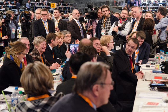 Angela Merkel wartet auf die Bekanntgabe des Wahlergebnisses