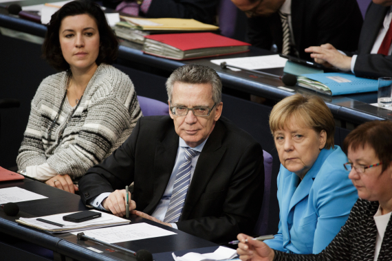 Bundeskanzlerin Angela Merkel sitzt im Bundestag neben Thomas de Maizière