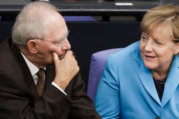 Bundeskanzlerin Angela Merkel sitzt  im Bundestag neben Wolfgang Schäuble