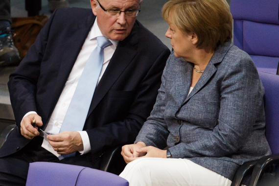 Volker Kauder und Angela Merkel im BUndestag bei Abstimmung Griechenland