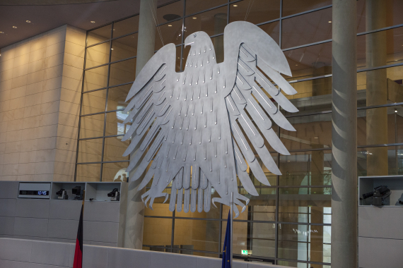 Bundesadler im Plenarsaal des Reichstagsgebäudes