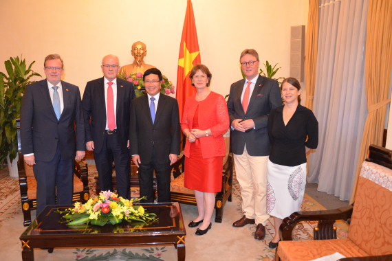 Volker Kauder bei Treffen mit der politischen Führung - darunter Außenminister Pham Binh Minh 