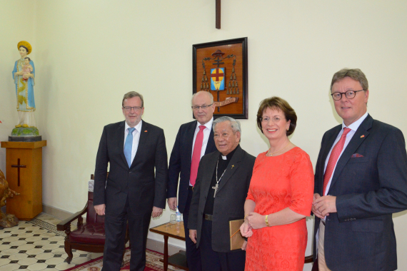Erzbischof von Hanoi Peter Nguyen Van Nhon und Volker Kauder