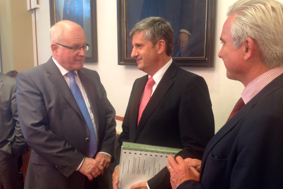 Volker Kauder (links) mit Michael Spindelegger (Mitte), Vize-Kanzler in der österreichischen Regierung, und Thomas Strobl