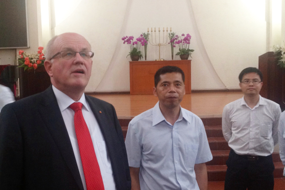 Volker Kauder während des Besuchs des theologischen Seminars in Kanton