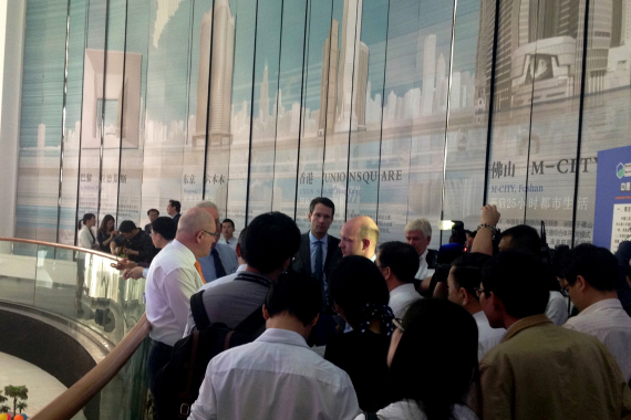 Volker Kauder informiert sich über die Wirtschaftszone Foshan mit deutsch-chinesischem Dienstleistungszentrum